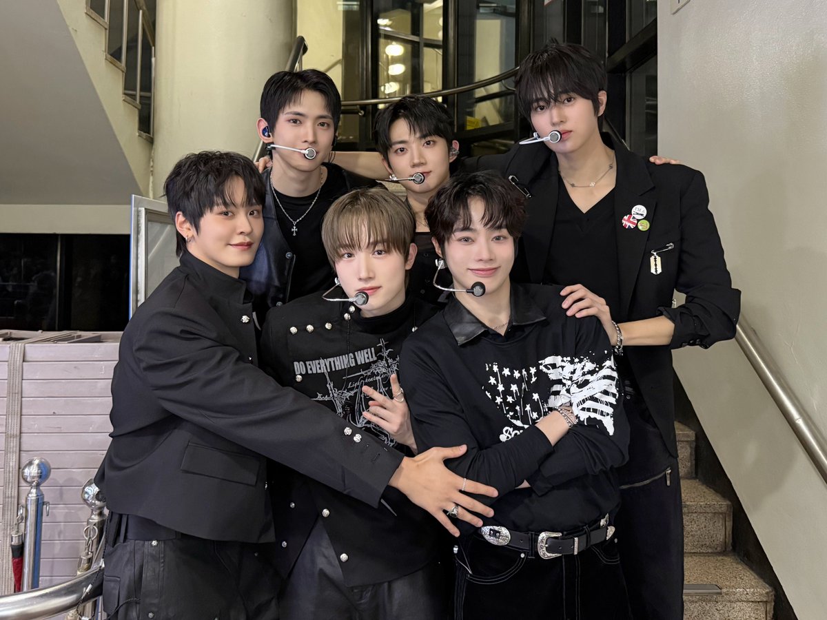 TPST__official's tweet image. [📸TEMPIC]

25.11.07 #뮤직뱅크

iE 마음 누구꺼야 (.ᓀ ·̫ ᓂ )
템깅❓ 템둥❓ 
큐티섹시핸썸 템자들님꺼지🖤
 
템자님들의 빛나는 미모로
어둠 속에서 밝혀줄 테니까 
길 잃지 말고 잘 따라오기 ⋆｡ﾟ☁︎｡⋆｡ ﾟ☾ ﾟ｡⋆ 

#TEMPEST #템페스트
#한빈 #형섭 #혁 #은찬 #LEW #태래
#As_I_am…