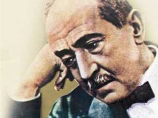 mes_alshamsi's tweet image. ابن #مصر وأمير شعرائها الراحل أحمد شوقي رحمه الله لم يكن شاعراً عادياً بل كان يدس الحقيقة في قصائده ويضع الرسالة خلف المعنى الظاهر …ويستخدم التاريخ ليقول الحاضر و الرمز ليخفي من لايستحق الفهم وهذه أحد الأمثلة ….

قم إلى الأهرام واخشع واطَّرح
خِيلة الصِّيد وزهو الفاتحين
وتمهَّل…