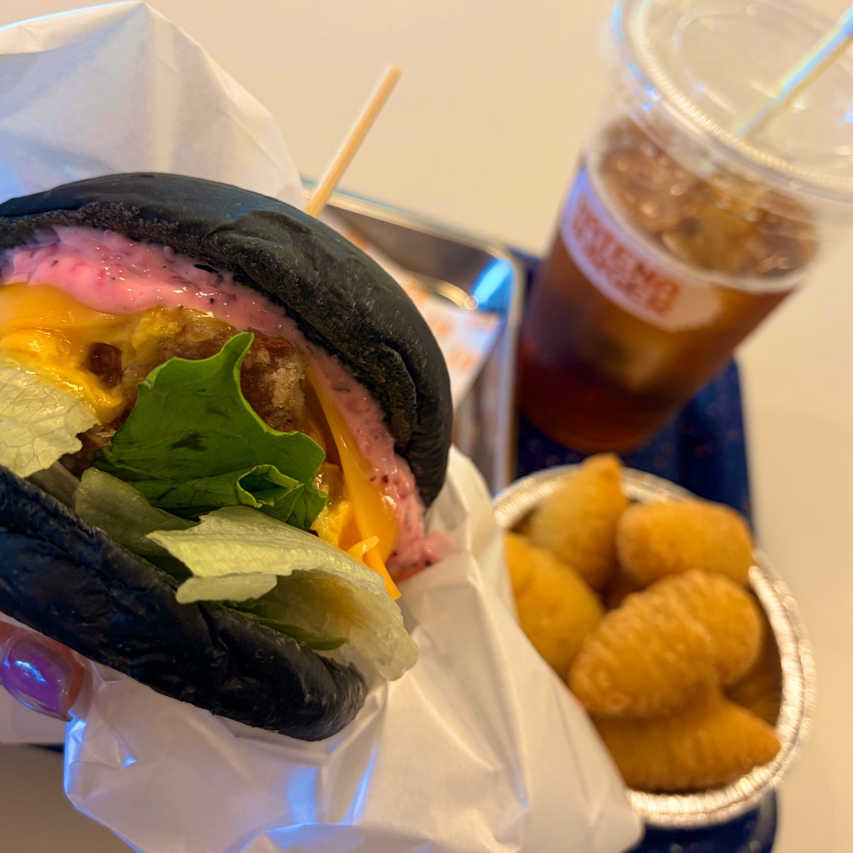 momo_GAW's tweet photo. ニンテンドーミュージアム行ってきた🍄
スーパーファミコンのでっかいクッションを欲しがってたけど売り切れでざんねん！！
（高いし置くとこないし無くてよかった✌️） https://t.co/MXEz0BEy3D