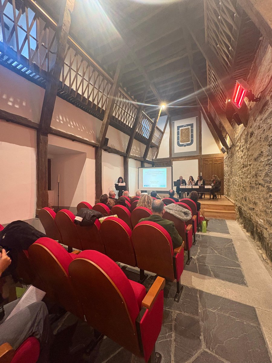 Negueda_Usal's tweet photo. 💻🧑‍🧑‍🧒‍🧒🏡 Mesa redonda I. Transformación digital y silver economy.

🗣️Intervienen:
D. Luis Alfonso Hortelano Mínguez. Profesor de Geografía @usal 
Doña Soraya González Gonzalo y Doña Laura Ortiz Castaño. Rtes CEAS Zamora
Doña Ana Isabel Sánchez Iglesias. @DiputacionZA https://t.co/MUENFUPTLa