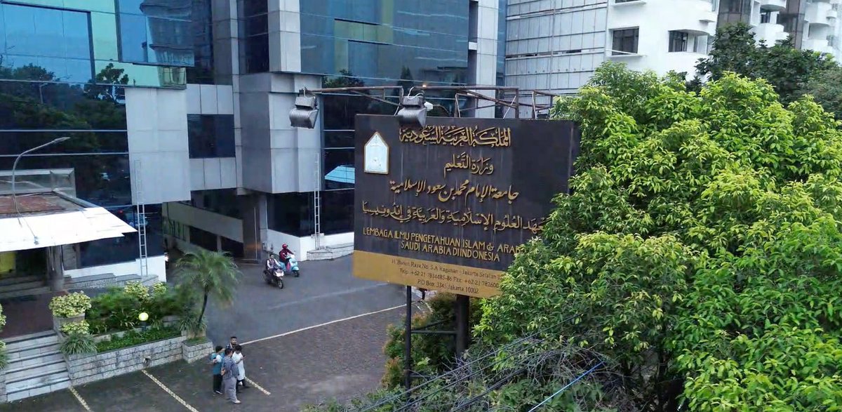 مبنى جديد بمساحة تجاوزت 10 الآف متر مربع..
معهد بندا أتشيه بإندونيسيا التابع لـ #جامعة_الإمام يُجسّد رسالة المملكة العربية السعودية الإنسانية للعالم في نشر الوسطية والاعتدال.
#مركز_الملك_سلمان_للإغاثة
<a href="/KSRelief/">مركز الملك سلمان للإغاثة</a>  
imamu.edu.sa/news/Pages/new…