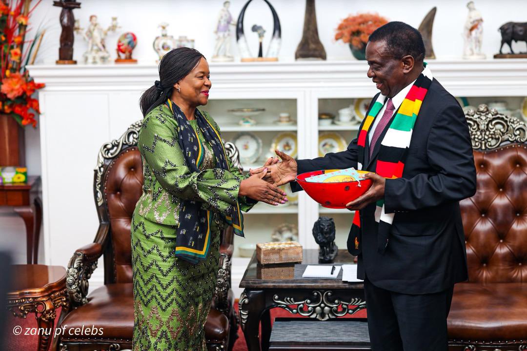 chiheraaa_'s tweet image. A gesture of friendship! Dr. Ramokgopa delivered a special gift and warm greetings from President Cyril Ramaphosa to President Mnangagwa — symbolizing enduring solidarity between the two nations. 🇿🇼🇿🇦 #RegionalCooperation #SADCIntegration