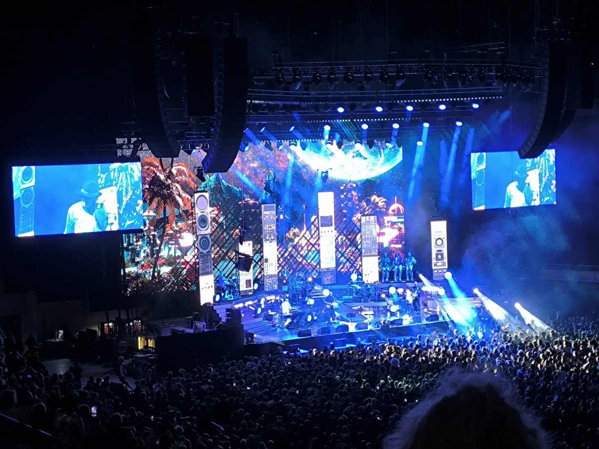 Per cert, aquesta nit al Palau Sant Jordi s'ha viscut una festassa funky i disco per obra i gràcia de <a href="/JamiroquaiHQ/">Jamiroquai</a>... de més de dues hores i mitja! S'agraeix l'energia, la qualitat de la banda, la durada generosa... i l'existència d'èxits com Alright!