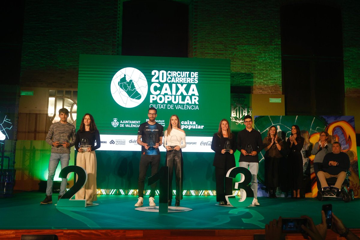 CtoValencia's tweet photo. 🏃‍♀️🏃‍♂️ Gala XX Circuit Carreres Populars Caixa Popular Ciutat de València 🏃‍♂️🏃‍♀️

🏆 Enhorabuena a todos los premiados por una temporada espectacular en un año tan especial como este XX aniversario 😍

💪 ¡Con ganas de que llegue ya el XXI! 🏃‍♀️🏃‍♂️

➕ Info 👉 https://t.co/B0YxqsfOdp https://t.co/AKpzklufhJ