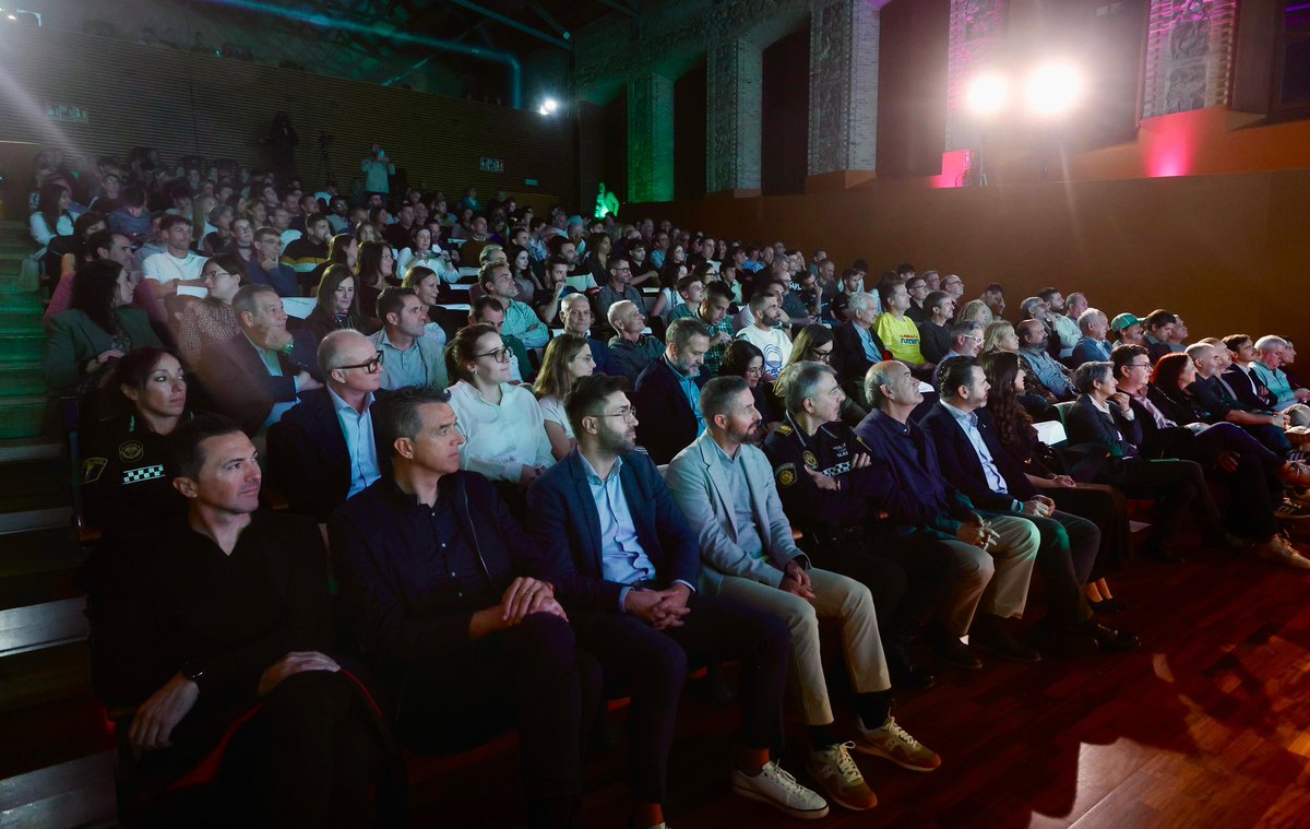 CtoValencia's tweet photo. 🏃‍♀️🏃‍♂️ Gala XX Circuit Carreres Populars Caixa Popular Ciutat de València 🏃‍♂️🏃‍♀️

🏆 Enhorabuena a todos los premiados por una temporada espectacular en un año tan especial como este XX aniversario 😍

💪 ¡Con ganas de que llegue ya el XXI! 🏃‍♀️🏃‍♂️

➕ Info 👉 https://t.co/B0YxqsfOdp https://t.co/AKpzklufhJ