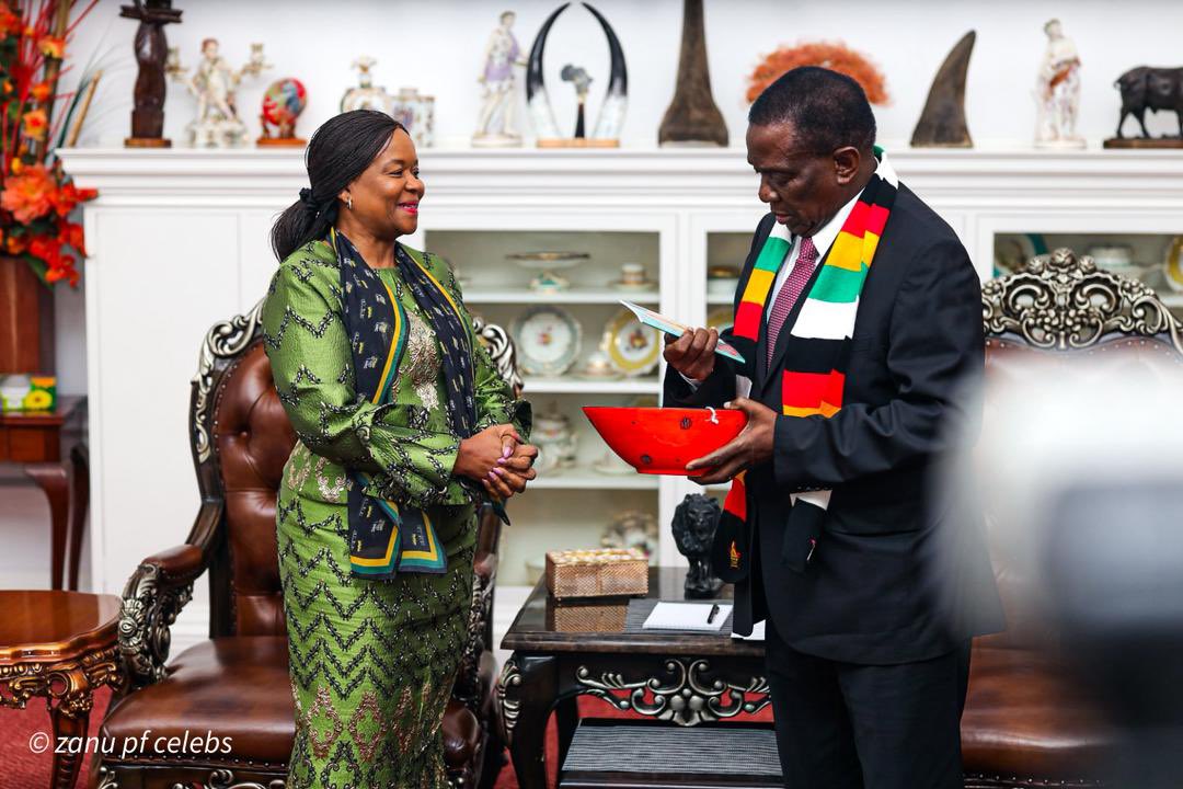 tendai_mhlanga_'s tweet image. Strengthening the SADC family! President Mnangagwa and Dr. Ramokgopa reaffirmed a shared commitment to economic cooperation, regional integration, and mutual respect. 🇿🇼🇿🇦 #SADCIntegration #ZimbabweSouthAfricaRelations