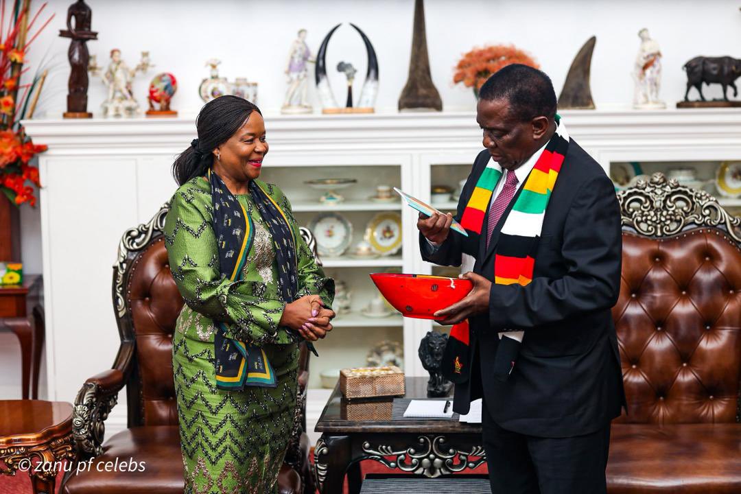 tendai_mhlanga_'s tweet image. Strengthening the SADC family! President Mnangagwa and Dr. Ramokgopa reaffirmed a shared commitment to economic cooperation, regional integration, and mutual respect. 🇿🇼🇿🇦 #SADCIntegration #ZimbabweSouthAfricaRelations
