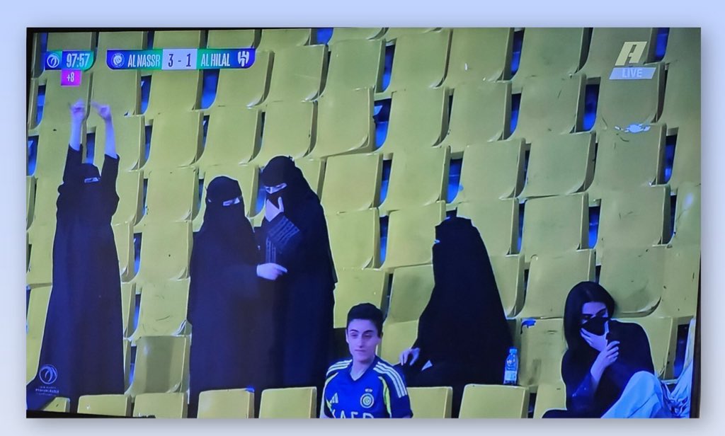 اربع بنات بالملعب خلوك تسوي كذا 😂😂😂