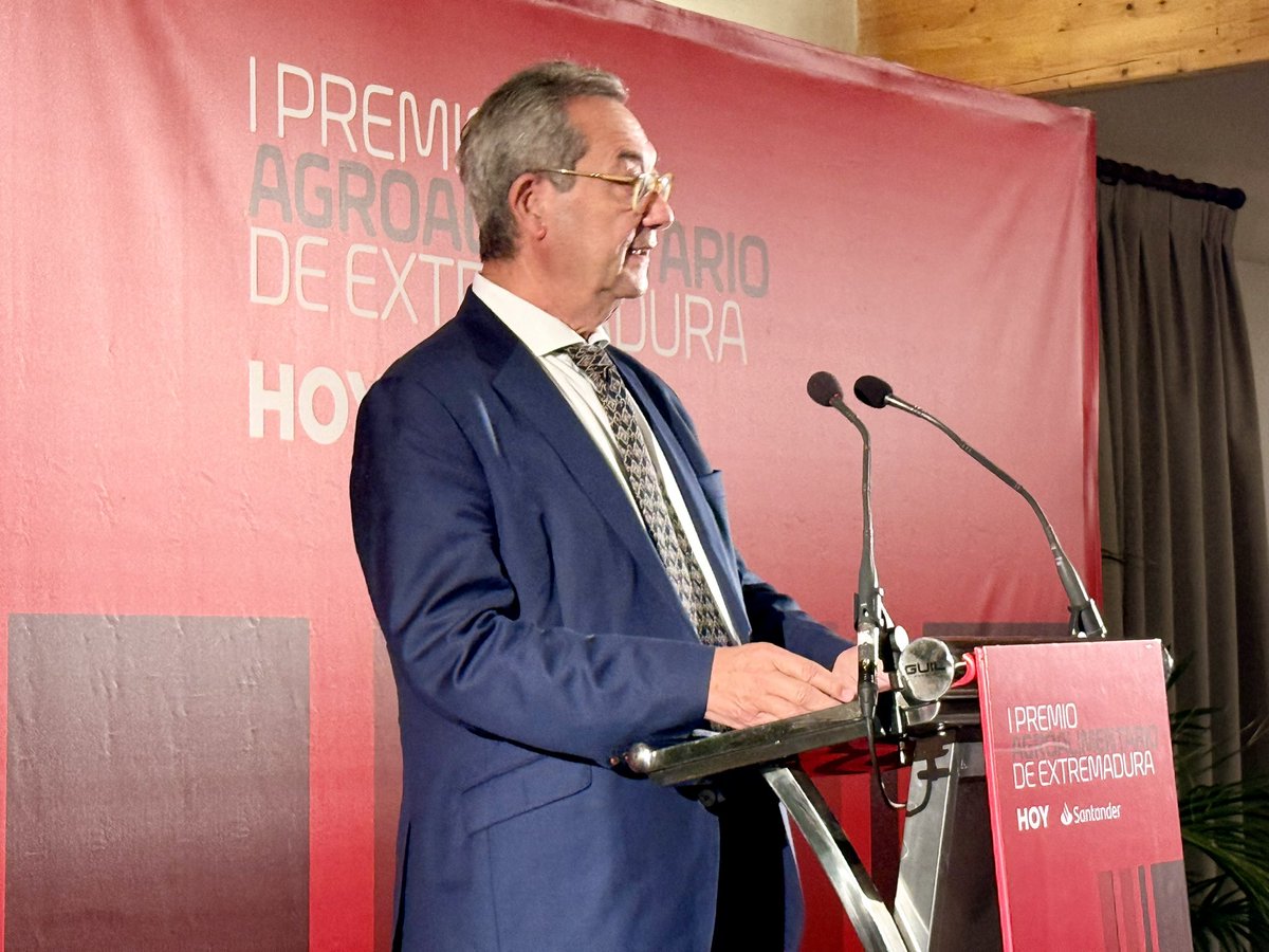 MercedesMorn5's tweet photo. En la entrega del I Premio Agroalimentario de Extremadura organizado por https://t.co/FPVFIZ2KmF y @bancosantander como reconocimiento a empresas que son referente en el mundo del campo.

Felicidades a Atanasio Naranjo y a su empresa Tany Nature por su trabajo. https://t.co/4DBQEZ8zWP