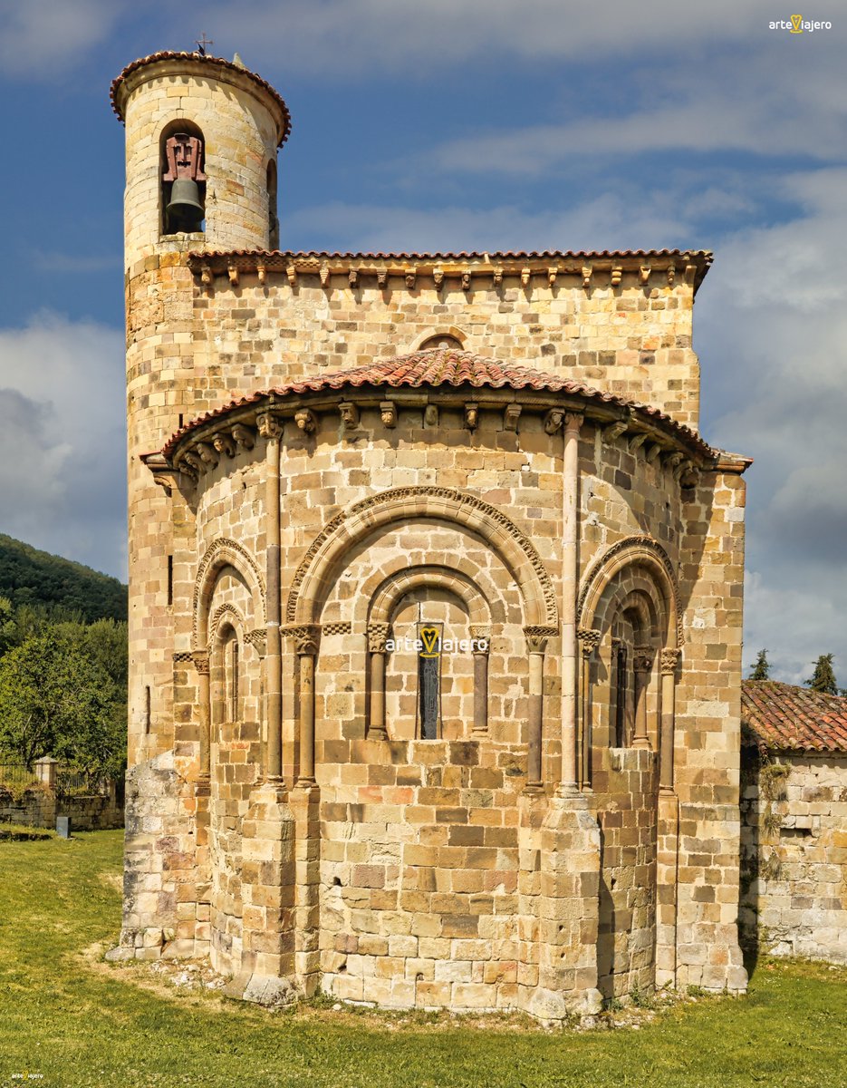 Colegiata de San Martín de Elines, una de las muestras más insignes del románico de Cantabria. Fue levantada a principios del S. XII sobre un templo anterior mozárabe. En ella destaca su armonioso ábside y su inconfundible campanario cilíndrico
#BuenosDias #FelizViernes