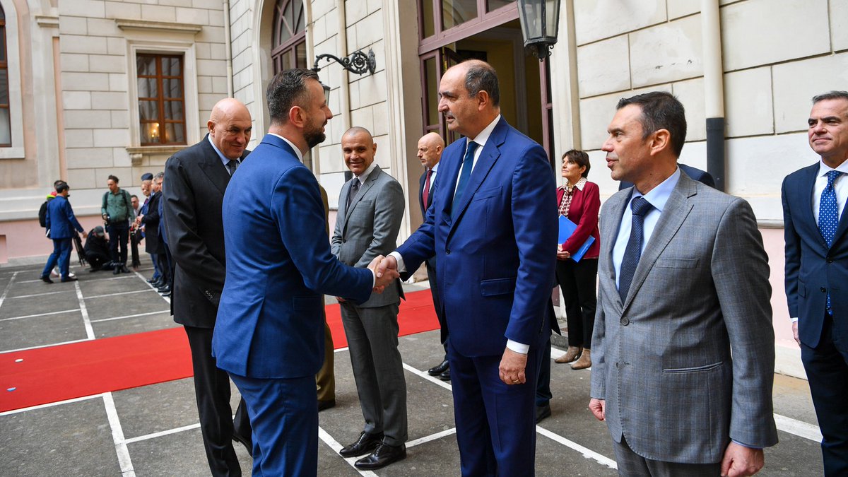 MON_GOV_PL's tweet image. W #Rzym rozpoczęło się spotkanie wicepremiera W. @KosiniakKamysz i ministra obrony Włoch Guido Crosetto. Wśród tematów rozmowy; 
✅ bieżącą współpraca w dziedzinie obronności oraz kierunki rozwoju, 
✅wkład Polski i Włoch w bezpieczeństwo sojusznicze poprzez zaangażowanie na…