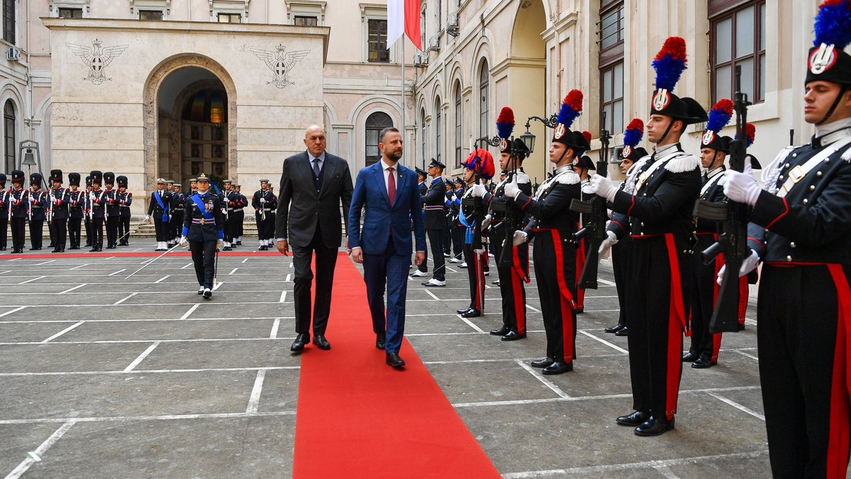 MON_GOV_PL's tweet image. W #Rzym rozpoczęło się spotkanie wicepremiera W. @KosiniakKamysz i ministra obrony Włoch Guido Crosetto. Wśród tematów rozmowy; 
✅ bieżącą współpraca w dziedzinie obronności oraz kierunki rozwoju, 
✅wkład Polski i Włoch w bezpieczeństwo sojusznicze poprzez zaangażowanie na…