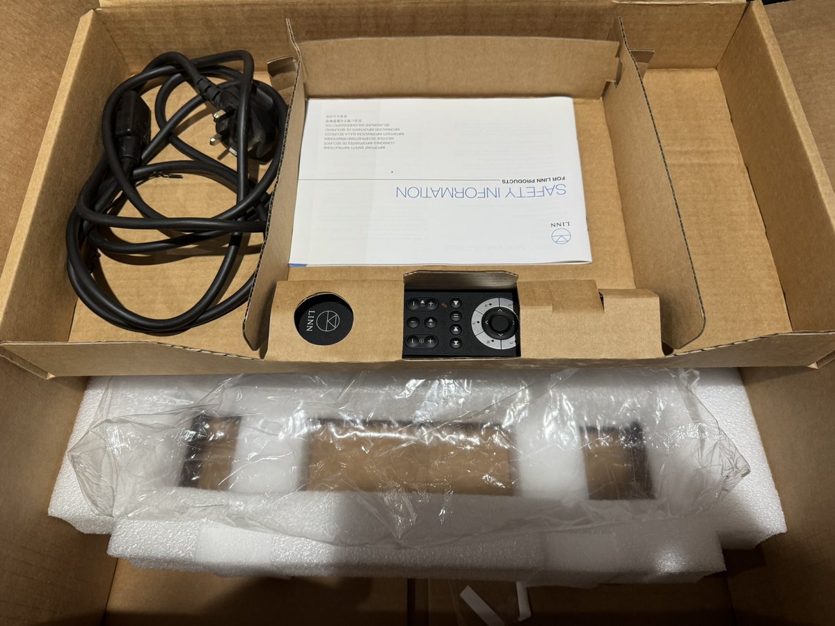 Midlandaudiox's tweet image. A great opportunity to own a @linnproducts #akuratedsm3 #dynamik streamer at a great price £1999 @midlandaudiox #belbroughton #worcestershire