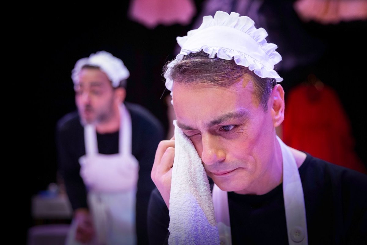 Moda Sahnesi tarafından Jean Genet’nin 1947 tarihli metninden uyarlanan "Hizmetçiler", iktidar kavramının çok yönlülüğüne dikkat çekiyor.  

👉 buff.ly/aFLDRNz
Yazı: Tuğçe Hitay
<a href="/modasahnesi/">moda sahnesi</a>