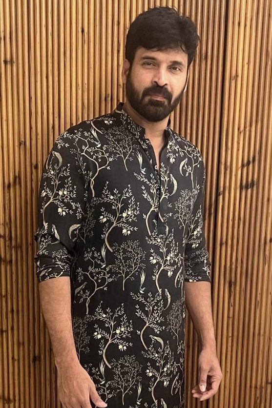 BAAHUBALI2JAPAN's tweet image. 今日はこのお方と久々に話をしましたよ...💻

皆さん大好きクマラ・ヴァルマ！
愛称スッブこと、#スッバラージュ さんです。

詳細はまた...

お楽しみに🤭

baahubali-movie.com

#バーフバリエピック4K
#再び王を称えよ
#バーフバリ
#BaahubaliTheEpicInJapan