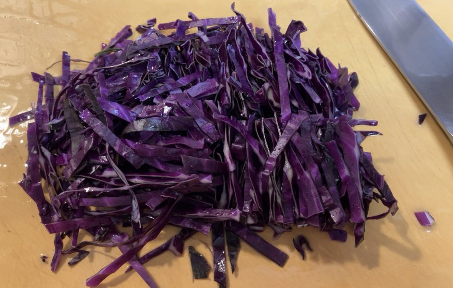 今日は鍋を。
このうち白菜ニンジン大根は畑で採れたもの。
あと、これも採れた紫キャベツでマリネ的なものを。
しかしすげぇ鮮やかな紫だな…