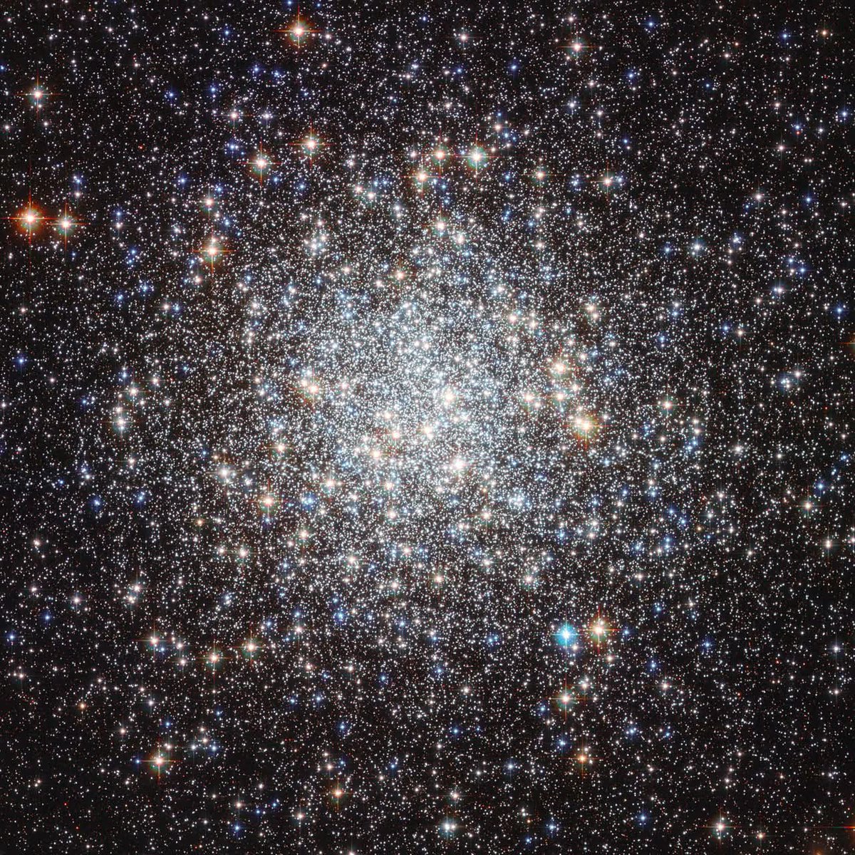 drhafezster's tweet image. Our #HubbleTopImage features the glittering jewels of Messier 9

Messier 9 is a globular cluster located close to the centre of the Milky Way. This ball of stars is too faint to see with the naked eye, but the NASA/ESA Hubble Space Telescope can see over 250,000 individual ⬇️
