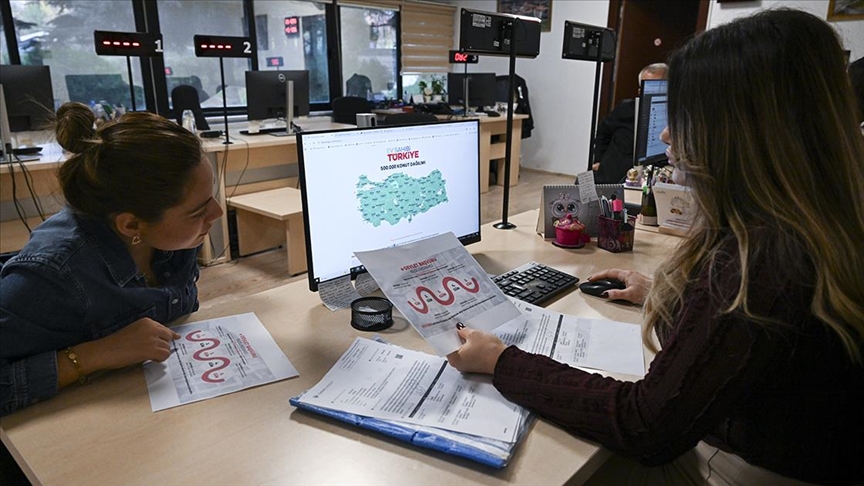 🏘️ "Yüzyılın Konut Projesi" vatandaşlardan yoğun ilgi gördü

📞 TOKİ çağrı merkezlerine gelen arama sayısı 2 katına çıktı

👥 Ankara ve İstanbul'daki bilgilendirme stantları çok sayıda ziyaretçiyi ağırladı

📣 24 Ekim'de Cumhurbaşkanı Erdoğan'ın katıldığı törenle duyurduğu proje