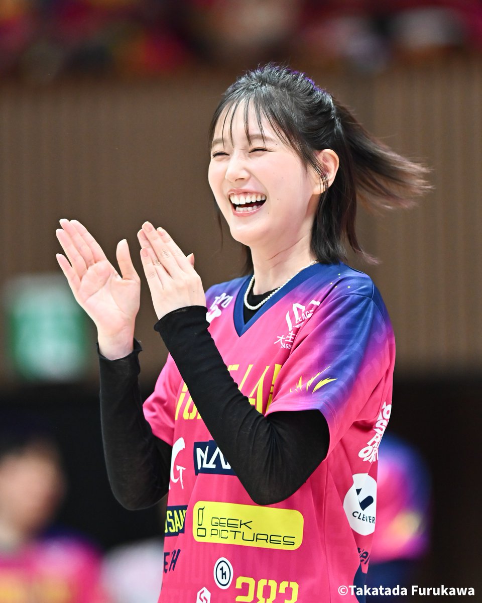 Supreme 蛍光ピンク トレーナー 本田翼着用 アンバサダー本田翼さん出演 GLOBAL WORK累計200万本以上を販売して