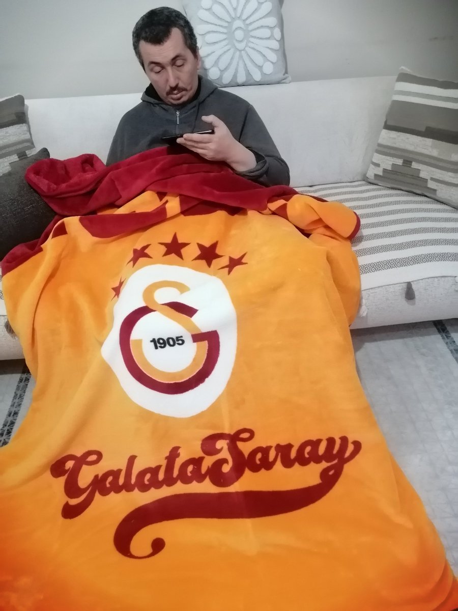 Musdem80's tweet photo. Halil 5 yıldızlı Galatasaray battanesiyle... https://t.co/R7hwBCSMvo