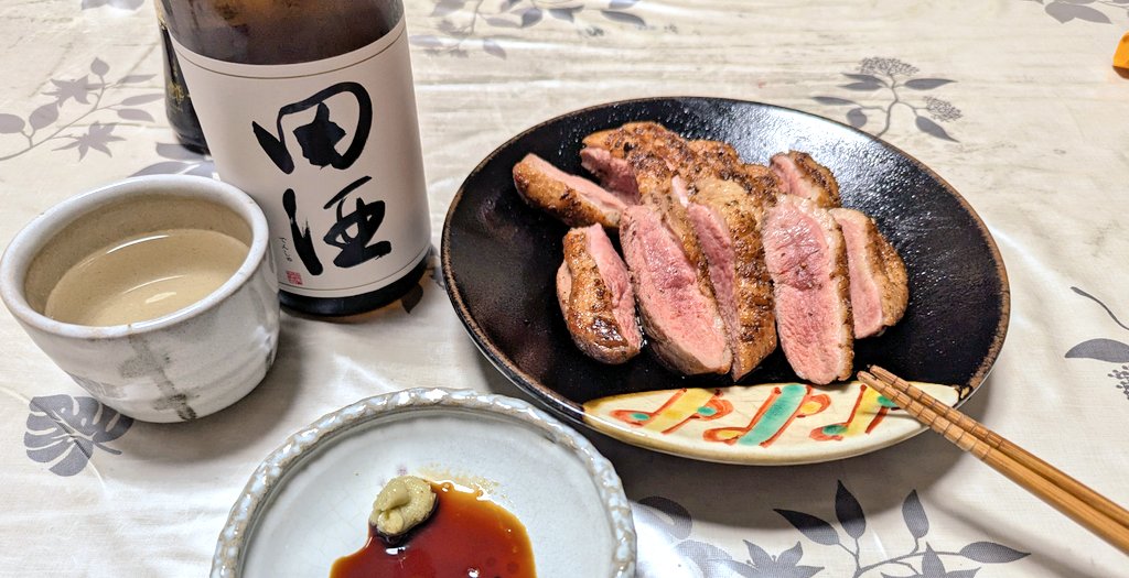 mofumokodogs's tweet image. 友達からもらった日本酒で晩酌🍸
適当に焼いた鴨肉を添えて乾杯🍻

＃晩酌　＃料理写真　＃料理男子
#料理好きな人と繋がりたい