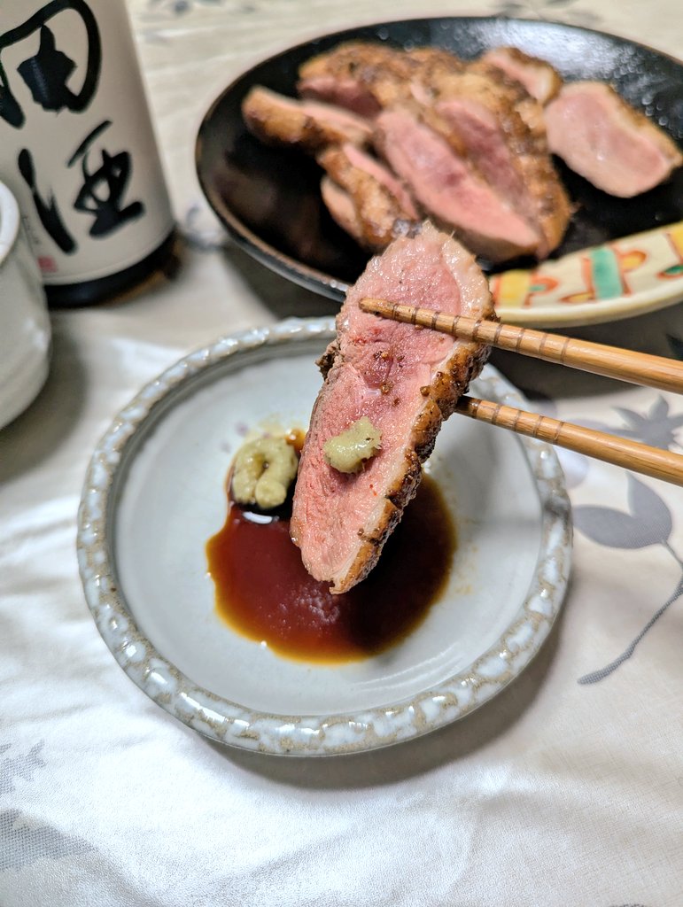 mofumokodogs's tweet image. 友達からもらった日本酒で晩酌🍸
適当に焼いた鴨肉を添えて乾杯🍻

＃晩酌　＃料理写真　＃料理男子
#料理好きな人と繋がりたい