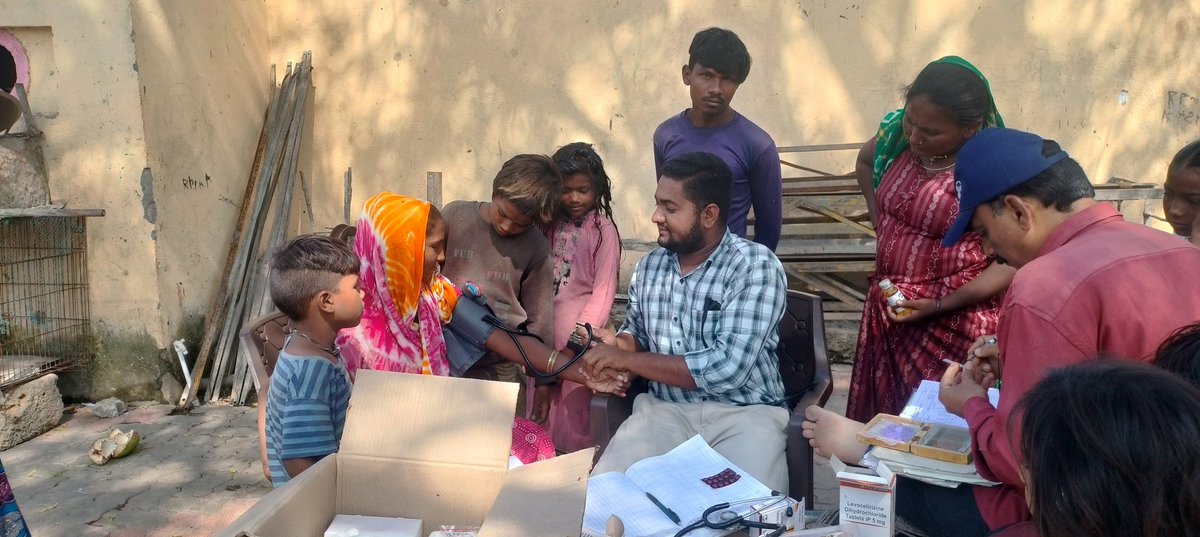 આજ રોજ AAM maliya-1 ના વાદી વિસ્તારમાં કેન્સર જાગૃતિ દિવસ તથા નિરામય દિવસ ની ઉજવણી ના ભાગ રૂપે લાભાર્થીઓનું NCD સ્ક્રિનિંગ તથા કેન્સર જન જાગૃતિ કેમ્પ નું આયોજન કરવામાં આવ્યું હતું અને બેઝિક દવાઓ અને વ્યસન મુક્તિ સંદેશ આપવામાં આવ્યો <a href="/TeamHealthMalia/">Team Health Malia_Junagadh</a> <a href="/BhanduriPhc/">PHCBhanduri_MaliyaHatina</a>