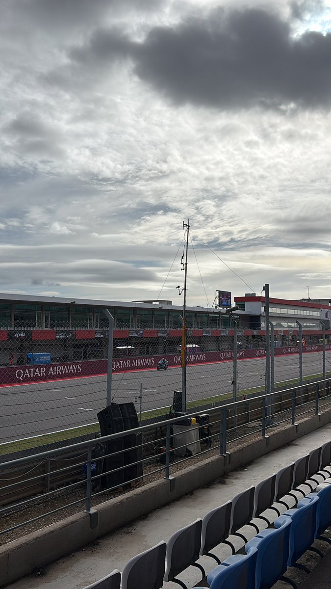 aline_a_s__'s tweet photo. Allez Fabio ❤️😈 @YamahaMotoGP  #PortugueseGP #MotoGP https://t.co/VqOI6FZ2UK
