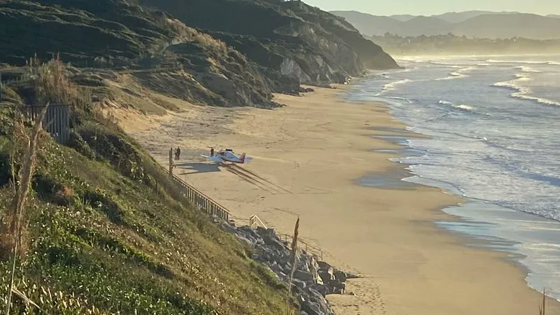 ivancp25's tweet image. #IncidenteAéreo de un avión #RobinDR400 - 120 Petit Prince (F-GEKL) de "Dassault Aviation Biarritz", tras tomar de emergencia  en la playa de #PavillonRoyal (Pirineos Atlánticos), #Bidart #Francia 🇫🇷. El piloto se vio obligado tras sufrir fallo de motor. Resultó ileso. 03-11-25