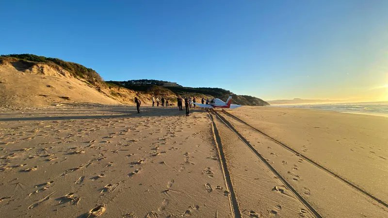 ivancp25's tweet image. #IncidenteAéreo de un avión #RobinDR400 - 120 Petit Prince (F-GEKL) de "Dassault Aviation Biarritz", tras tomar de emergencia  en la playa de #PavillonRoyal (Pirineos Atlánticos), #Bidart #Francia 🇫🇷. El piloto se vio obligado tras sufrir fallo de motor. Resultó ileso. 03-11-25