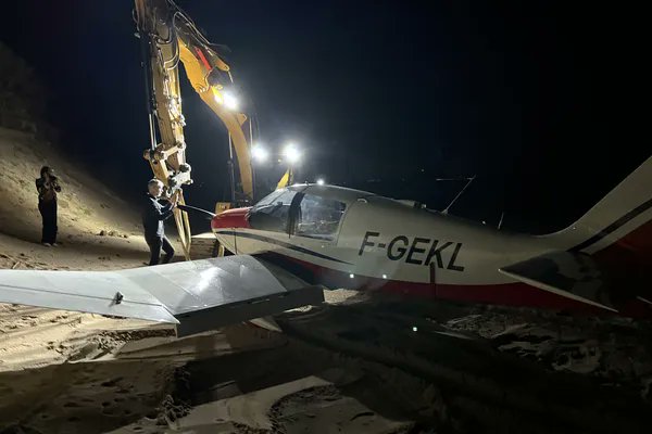 ivancp25's tweet image. #IncidenteAéreo de un avión #RobinDR400 - 120 Petit Prince (F-GEKL) de "Dassault Aviation Biarritz", tras tomar de emergencia  en la playa de #PavillonRoyal (Pirineos Atlánticos), #Bidart #Francia 🇫🇷. El piloto se vio obligado tras sufrir fallo de motor. Resultó ileso. 03-11-25