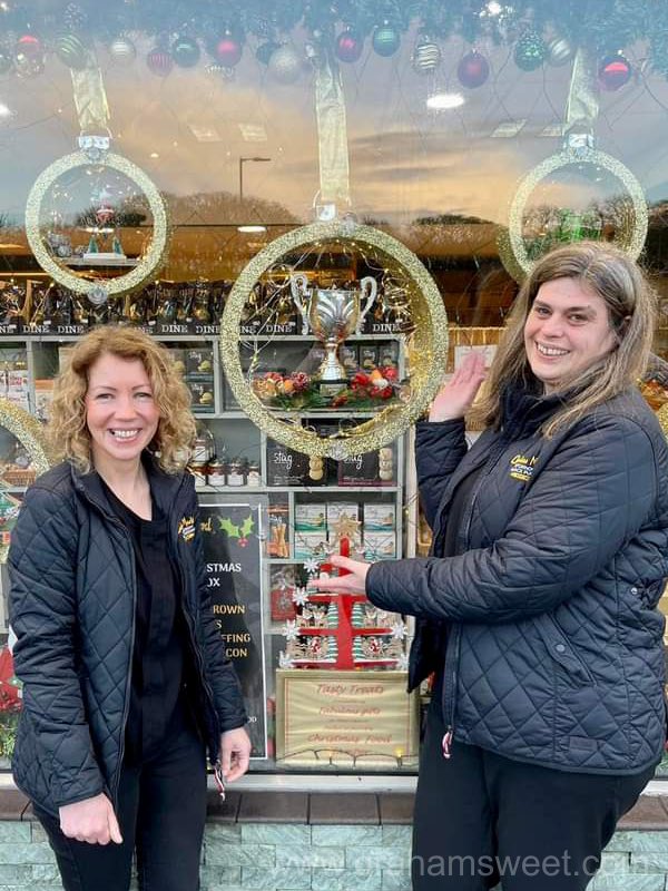 GSweetStudios's tweet image. Butchers and black pudding producers, Charles MacLeod, created this wonderful Christmas window display with our VM Bauble Shelves a few years back.
Explore our range of VM Display Shelves. Link in comments. 
#christmas #retaildisplay #christmasdisplay #vm #ukmanufacturing