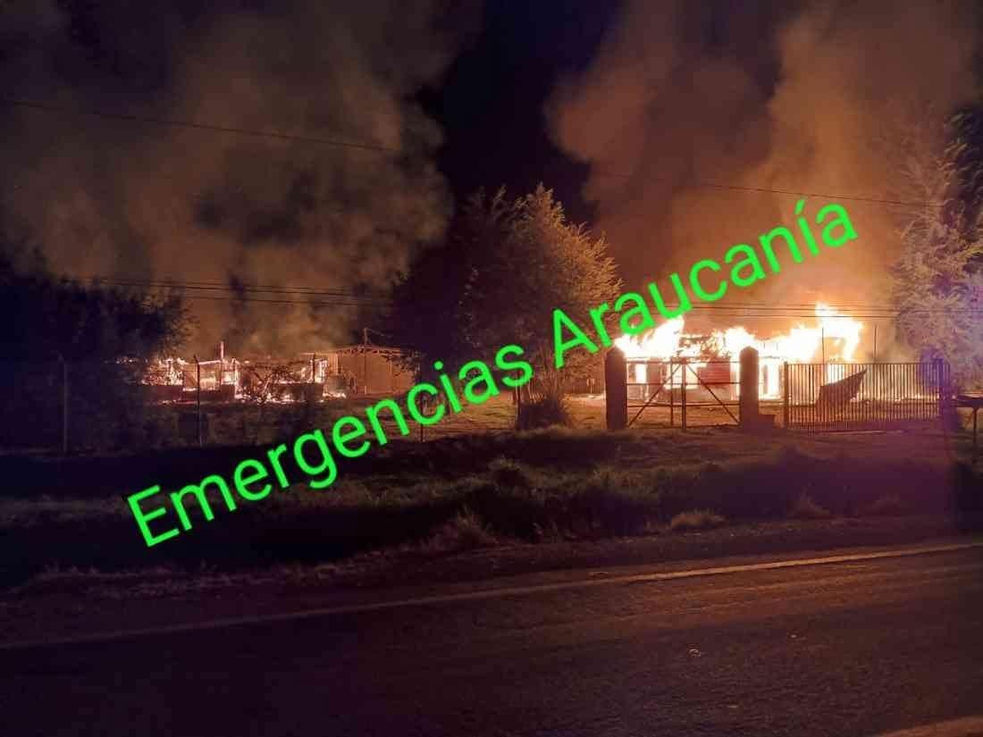 aprachile's tweet photo. 🔴🔥Dos atentados terroristas en La Araucanía

Durante la madrugada se registraron dos atentados terroristas incendiarios en la comuna de Vilcún.
El primero afectó a una casa habitación y un galpón, en el sector El Natre, camino Cajón–Vilcún, donde los atacantes incendiaron las instalaciones mientras trabajadores se encontraban en el lugar bajo resguardo privado.

Poco después, un segundo ataque se produjo en el Fundo Traipo, sector General López, donde maquinaria agrícola fue incendiada.

Dos nuevos actos de terror que golpean al corazón productivo de La Araucanía.