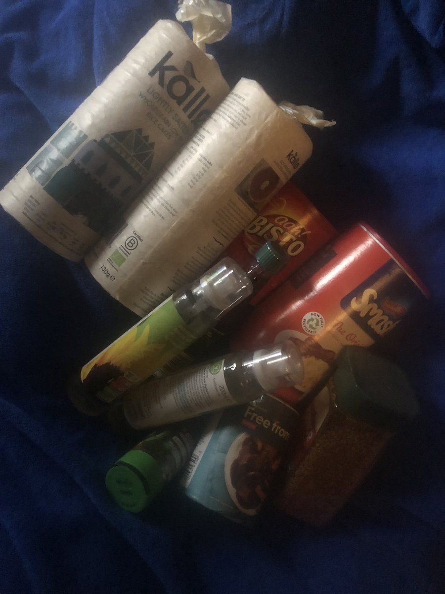 TubbyBats's tweet photo. #40daydeclutterchallenge 
#Yeardeclutterchallenge 

Day 24

A declutter of the pantry cupboard. One thing with #ADHD we often forget what we have to eat, with food often going off before we remember it. The garlic has gone dry. https://t.co/4HOH5Z9viX