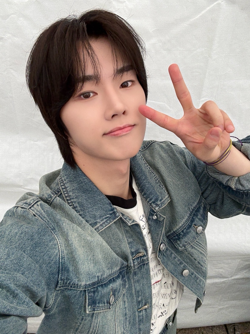 XH_official's tweet image. [ #Xtra_Scenes ]

피크닉 라이브 소풍 다녀왔어요🌿
멋진 선배님들과 함께 노래하며 즐겁게 보냈습니다🎶
방송 시청한 런즈, 소풍 같은 하루였기를💓

#XdinaryHeroes #엑스디너리히어로즈
#정수 #Jungsu
#WE_ARE_ALL_HEROES
#피크닉라이브소풍