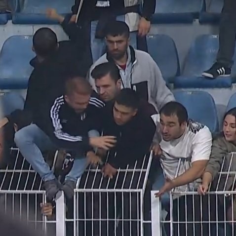 eserbeyimiz's tweet photo. Karşılık bulmayacağını bilsem de orkun hatta sy için bir şeyler yazayım.. o kırmızının tohumları 1 hafta önce kpaşa’da ekildi. evveliyatı var. şöyle ki duşunu alıp otobüse binmesi gereken oyuncuyu tribüne çağırıp hesap soran tribün farkında olmadan sahaya görünmez bir ip bıraktı. https://t.co/b7DyFP37Hb