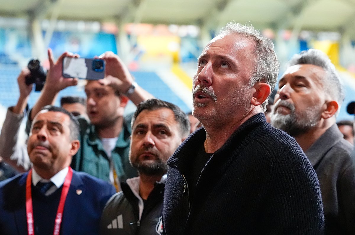 Karşılık bulmayacağını bilsem de orkun hatta sy için bir şeyler yazayım.. o kırmızının tohumları 1 hafta önce kpaşa’da ekildi. evveliyatı var. şöyle ki duşunu alıp otobüse binmesi gereken oyuncuyu tribüne çağırıp hesap soran tribün farkında olmadan sahaya görünmez bir ip bıraktı.