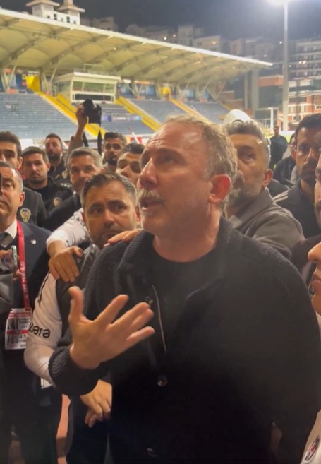 eserbeyimiz's tweet photo. Karşılık bulmayacağını bilsem de orkun hatta sy için bir şeyler yazayım.. o kırmızının tohumları 1 hafta önce kpaşa’da ekildi. evveliyatı var. şöyle ki duşunu alıp otobüse binmesi gereken oyuncuyu tribüne çağırıp hesap soran tribün farkında olmadan sahaya görünmez bir ip bıraktı. https://t.co/b7DyFP37Hb