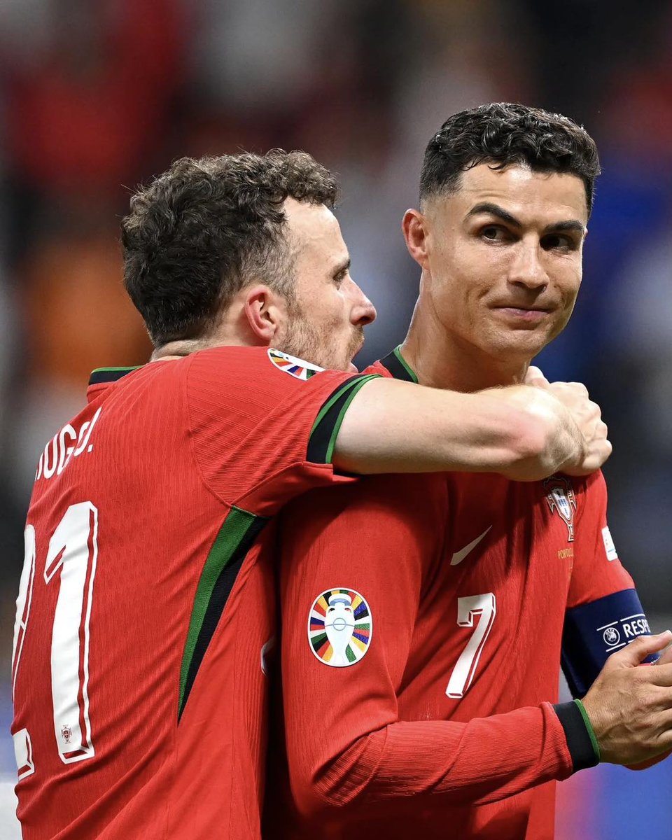 DeadlineDayLive's tweet photo. 🗣️ Piers Morgan: "Why didn't you attend Diogo Jota's funeral?"  

🗣️🇵🇹 Cristiano Ronaldo: “Two reasons. After my father died I have never been at a cemetery again. 

Secondly, if you know me.. where ever I go it will become a circus. The attention would go to me, and I didn't want that to happen." 🕊️

(Source: @PiersUncensored)