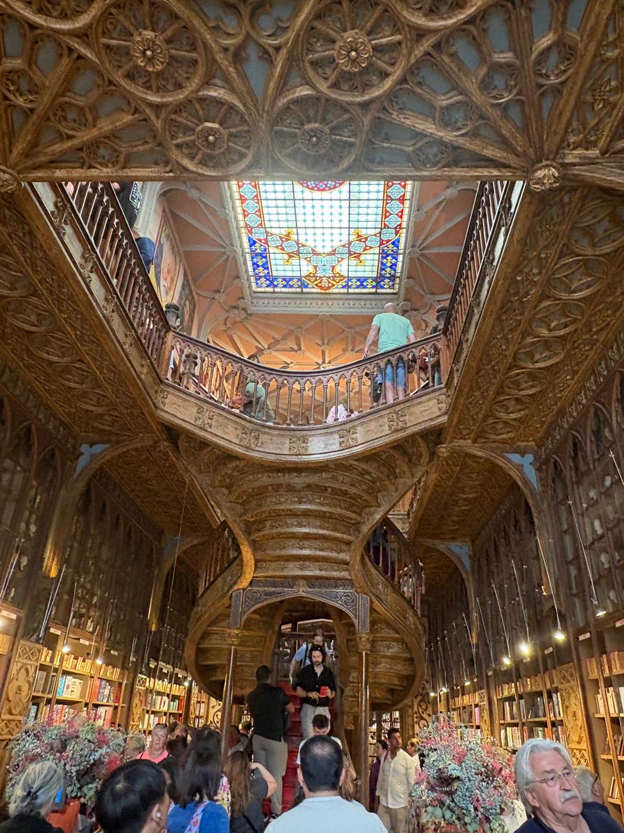 Polished_Page's tweet photo. Is this the most gorgeous bookstore in the world? #books #reading https://t.co/PsDe3GsbfH