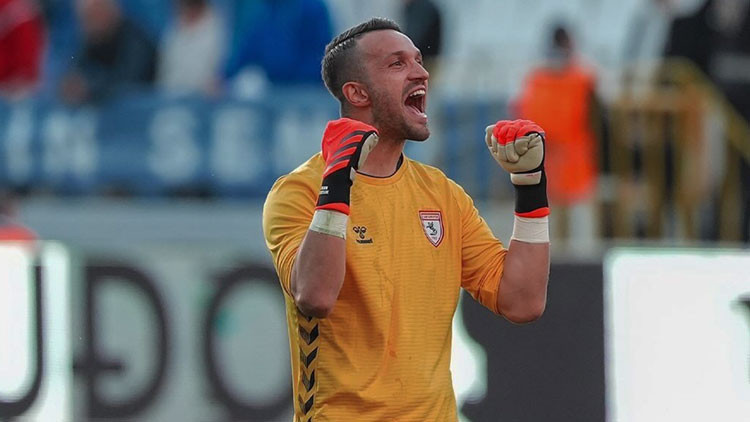 Şampiyonlar Ligi, UEFA Avrupa ve Konferans Ligi'nde gol yemeyen sadece 3 takım var: Arsenal, Samsunspor ve AEK. 

Süper Lig'in dördüncüsü, Konferans Ligi'nin lider kalecisi Okan Koçuk milli takıma çağrılmazken yerine haftalardır küfür kıyamet kopartan Mert Günok tercih edildi.