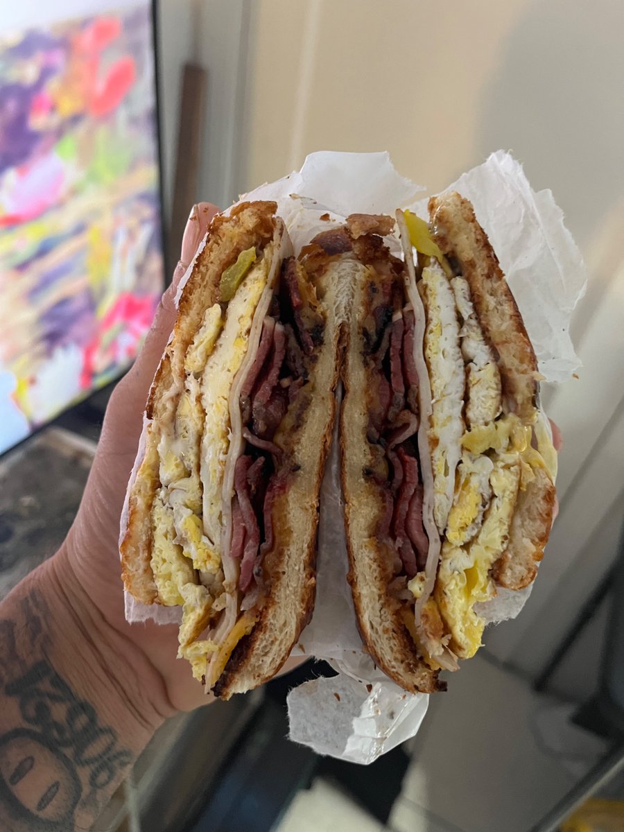 rolandxbluntss's tweet photo. Beefbacon, eggs, cheese, turkey &amp; yellow peppers on a toasted Bimbo croissant #postworkoutmeal https://t.co/gnaMAjX7n6