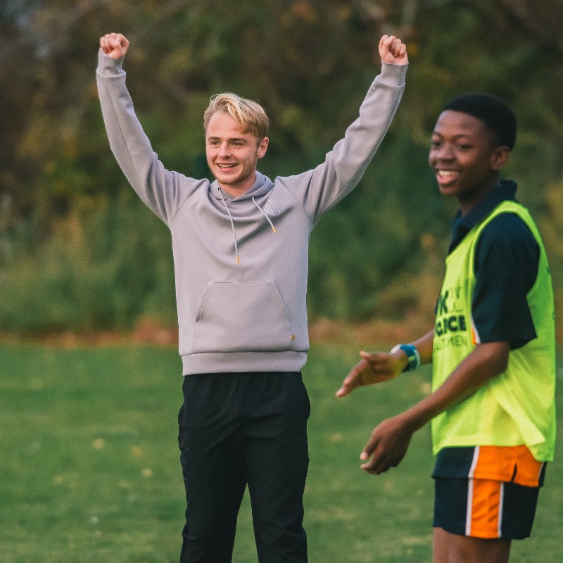 CambridgeUtdFC's tweet photo. In support of the #EFLWeekofAction, Liam Bennett met kids at Cambridge United Foundation’s Pledge United session - using football to break down stereotypes and tackle gender-based violence. 💛🖤

#CamUTD | @CUFCFoundation