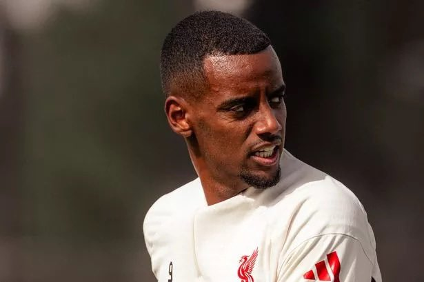 LFCFRA's tweet photo. Arne Slot a déclaré qu'Alexander Isak s'entraînerait aujourd'hui pour la première fois en trois semaines, mais sa participation contre Manchester City reste incertaine. https://t.co/CcX1mJ7hWc