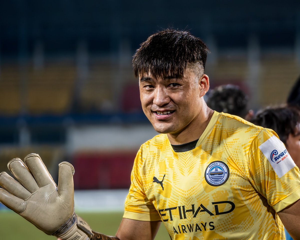 MumbaiCityFC's tweet image. Post-match pictures just for you, मंडळी 😁🩵

#MCFCKBFC #AIFFSuperCup #AamchiCity 🔵