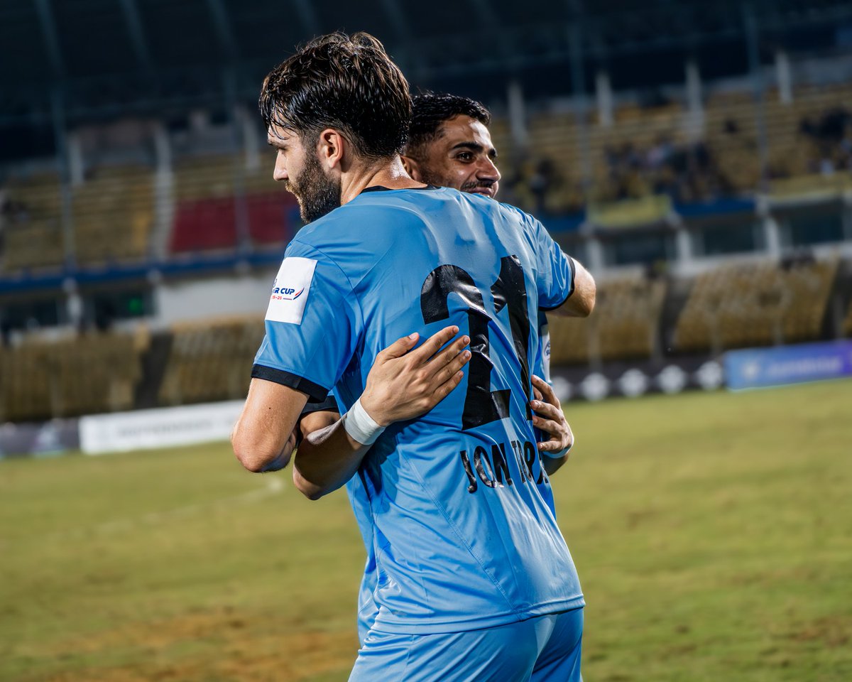 MumbaiCityFC's tweet image. Post-match pictures just for you, मंडळी 😁🩵

#MCFCKBFC #AIFFSuperCup #AamchiCity 🔵