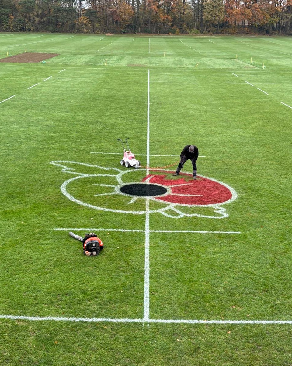 BowcomLineMark's tweet image. The grounds team at @BGSBristol have been busy this week preparing this brilliant poppy painting to commemorate Remembrance Day 👏🏻👏🏻

The design was produced using our Atom line marking applicator and our sustainable Atomic &amp;amp; Quantum line marking paints 😍

#RemembranceDay #Poppy