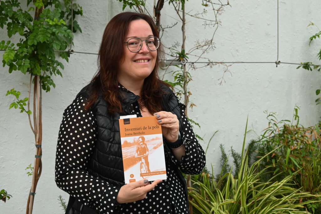 👏Mònica López, professora del Departament de Filologia Catalana de la #URV, ha estat guardonada amb el 25è Premi Giovanni Pontiero per la seva traducció al català de l’obra "Inventari de la pols" ("Inventário do Pó") de Joana Bértholo. Enhorabona!

👉diaridigital.urv.cat/monica-lopez-g…