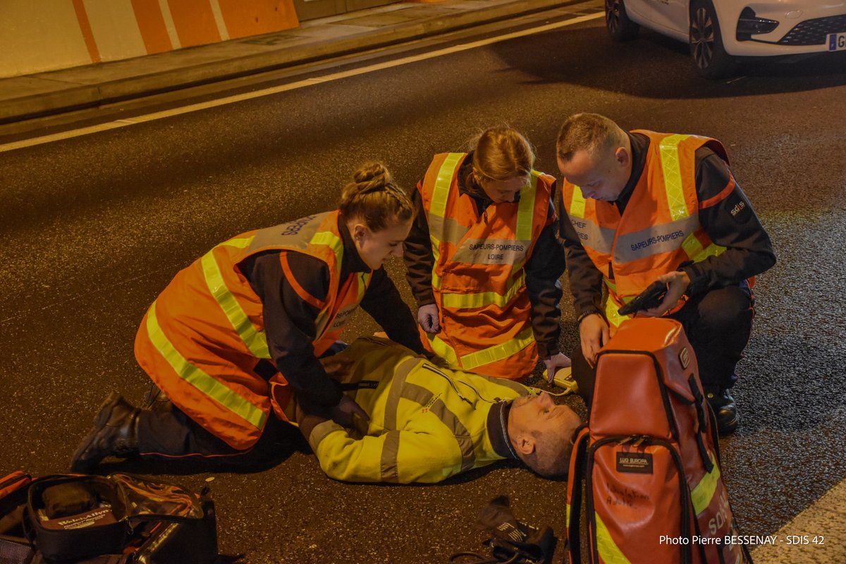 sdis42's tweet image. 📷 Dans la nuit du 15 octobre, une manœuvre d’envergure a mobilisé les sapeurs-pompiers de la Loire et du @SDMIS69, la @Gendarmerie_042 ainsi que @VINCIAutoroutes, au sein du tunnel de Violay sur l’A89.

@Prefecture42 @prefetrhone 

#SapeursPompiers #Loire #Rhône