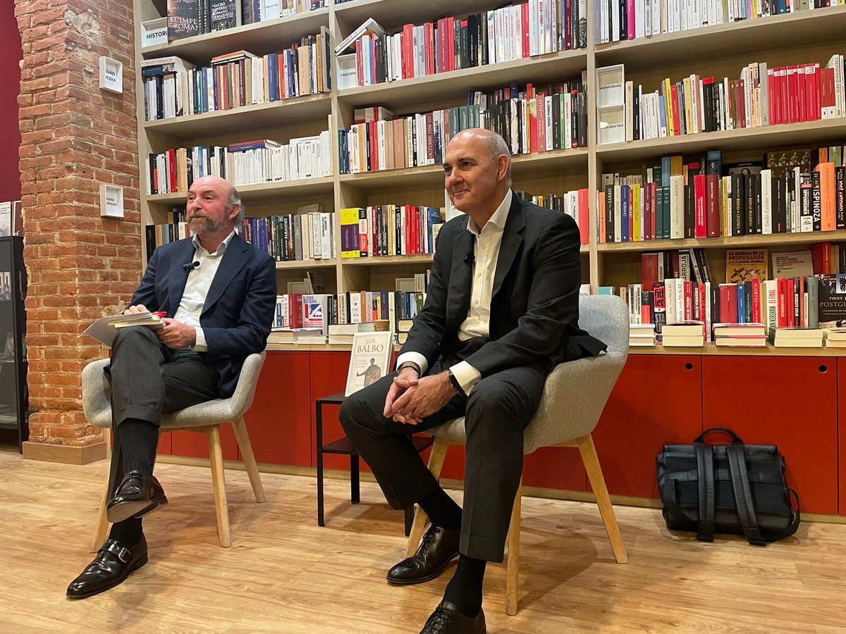 Ayer por la tarde tuve el placer de presentar mi libro “Los Balbo” en el magnífico Espacio ⁦<a href="/dykinsonlibros/">Librería - Editorial Dykinson 📚</a>⁩ en Madrid. Gracias a Monica y a Claudia de Dykinson, que lo hicieron posible, a José María Vallejo, un presentador excepcional y a los amigos que nos acompañaron.